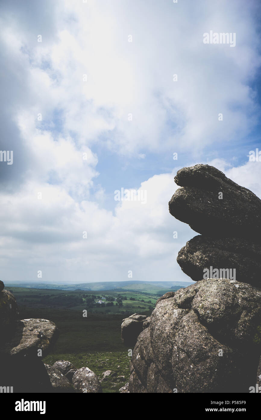 Foto diurne su un nuvoloso ma giornata soleggiata a Haytor rocce nel Parco Nazionale di Dartmoor Foto Stock