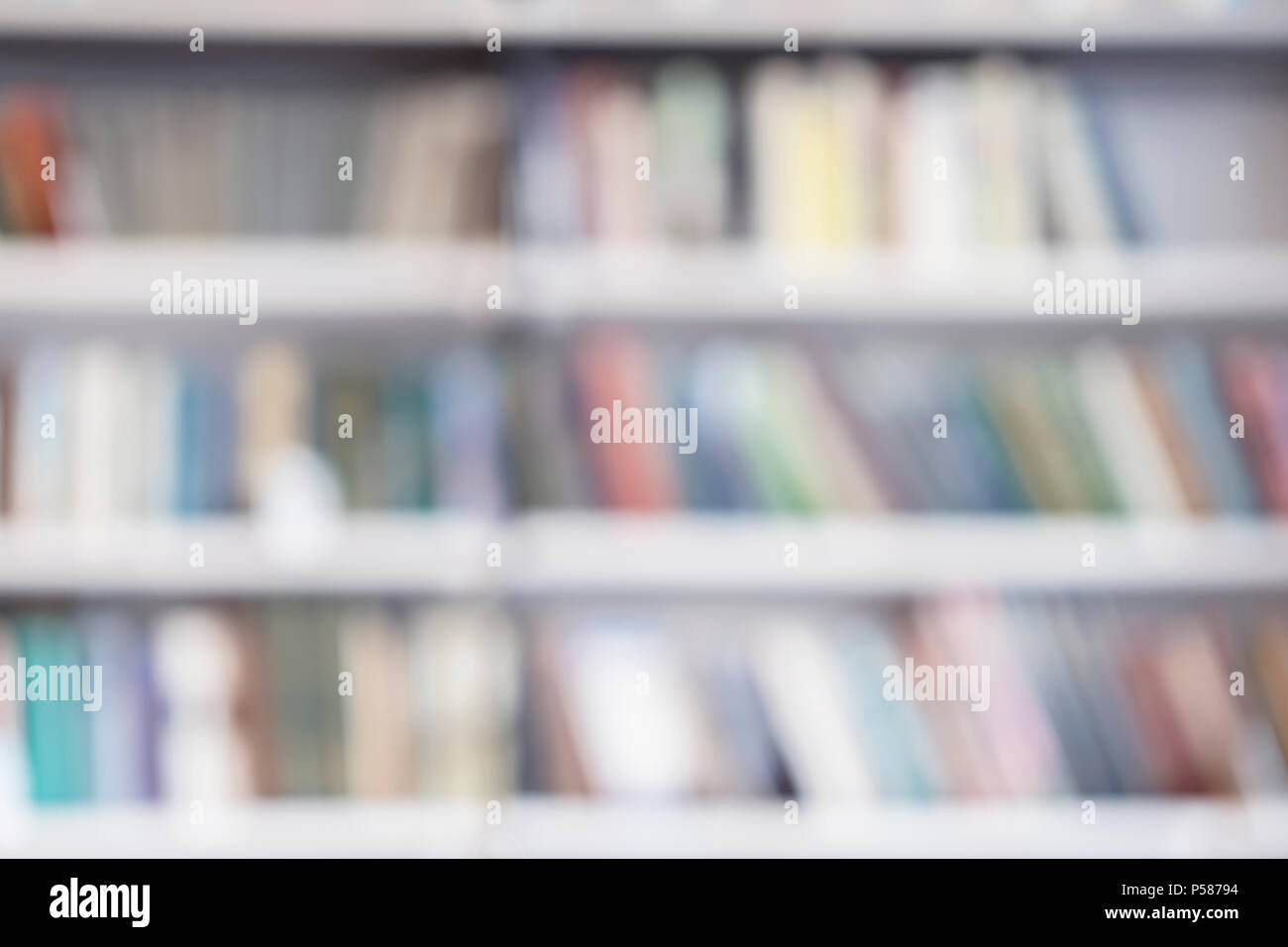 Abstract sfocato tre librerie di scaffale con libri in biblioteca, book store, a casa di luce sullo sfondo moderno. Concetto di apprendimento, scuola, istruzione Foto Stock