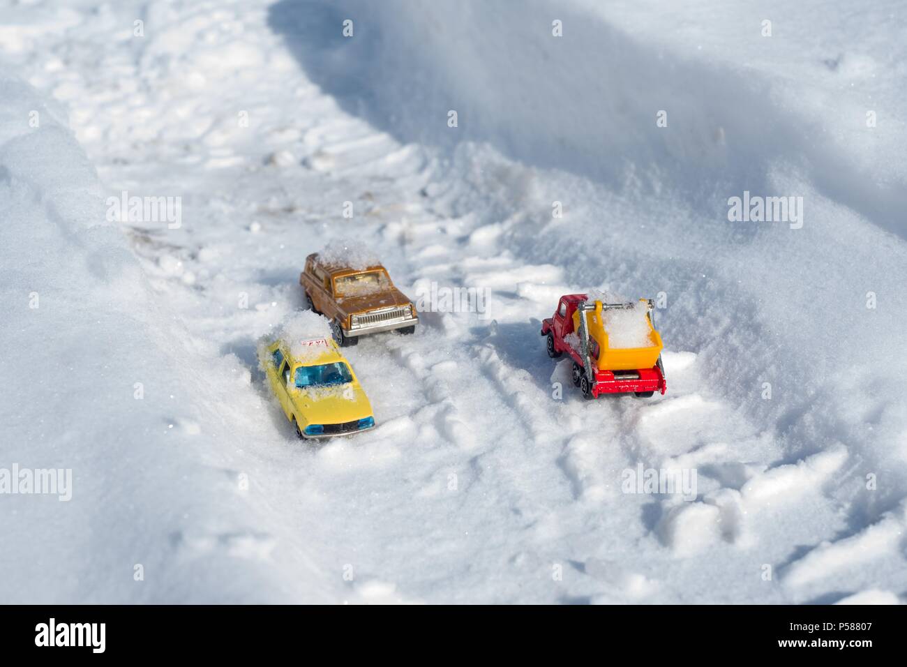 Il movimento delle vetture con neve sulla strada dopo una nevicata. Foto Stock