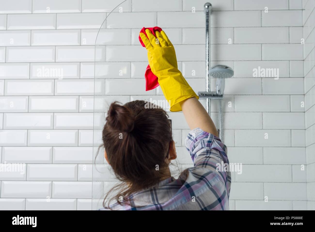 Pulizia e pulizia. Shot di una giovane donna che pulisce un bagno wc Foto  stock - Alamy
