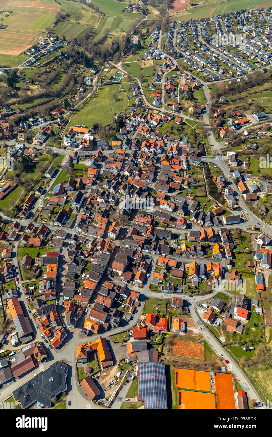 District Mengerinhausen a Bad Arolsen, con la Chiesa di San Giorgio è una tipica del tardo Medioevo sala gotica chiesa, Waldeck-Frankenberg distric Foto Stock