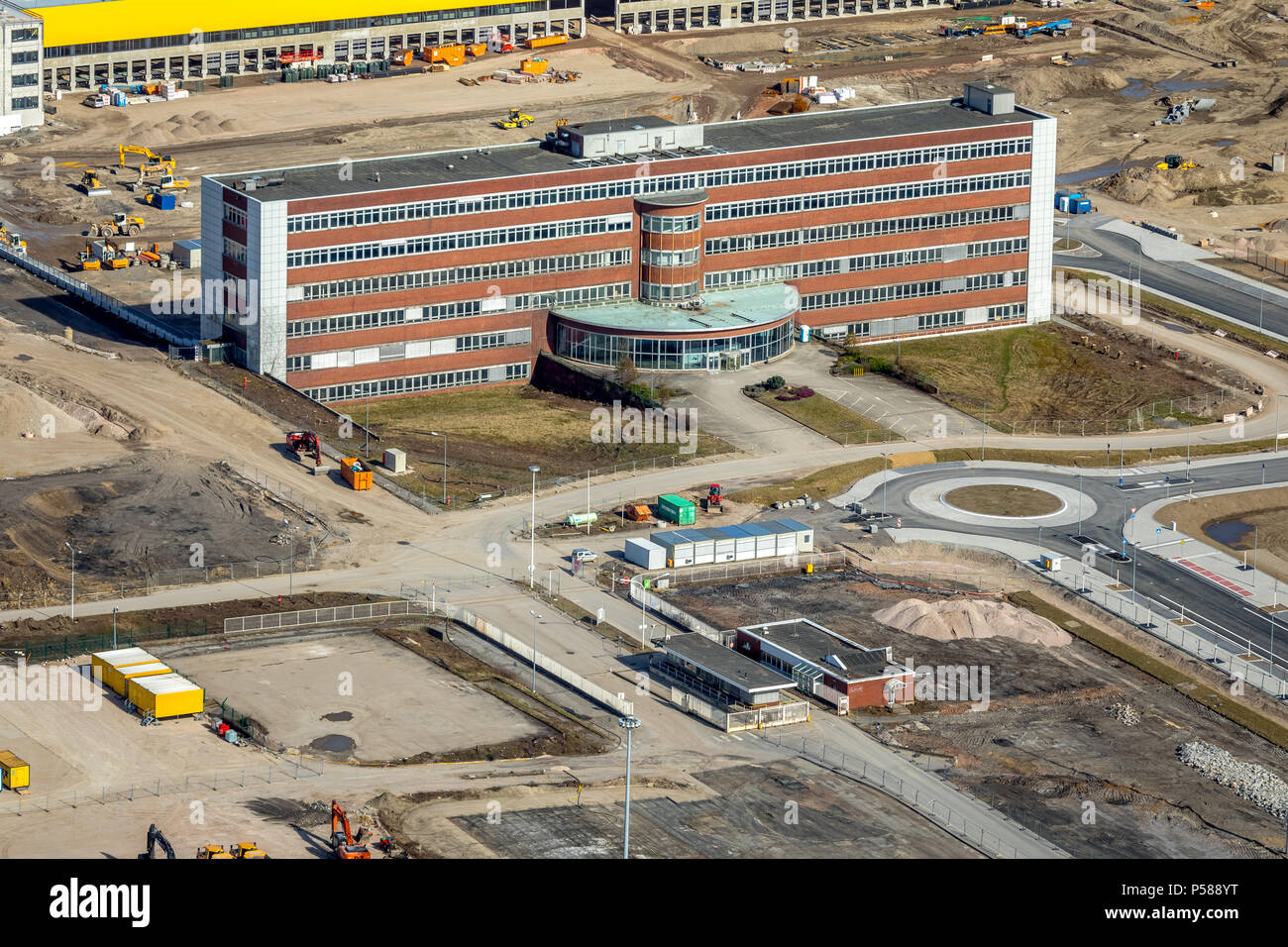 Contrassegnare 51 ° 7 sulla ex Opel fabbrica 1 area con l ex capo ufficio e la DHL Logistics hall a Bochum nel NRW. Bochum, Ruhrgebiet, Renania del Nord Foto Stock