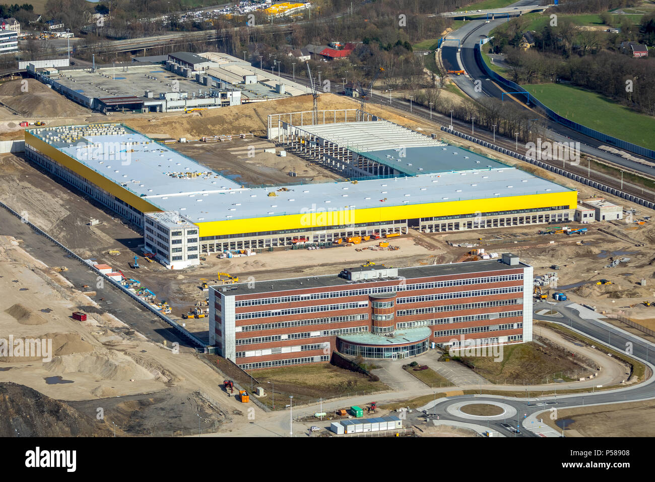 Contrassegnare 51 ° 7 sulla ex Opel fabbrica 1 area con l ex capo ufficio e la DHL Logistics hall a Bochum nel NRW. Bochum, Ruhrgebiet, Renania del Nord Foto Stock