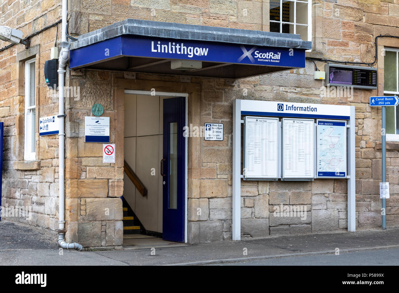 L'ingresso a Linlithgow stazione ferroviaria sulla strada della stazione in West Lothian Foto Stock