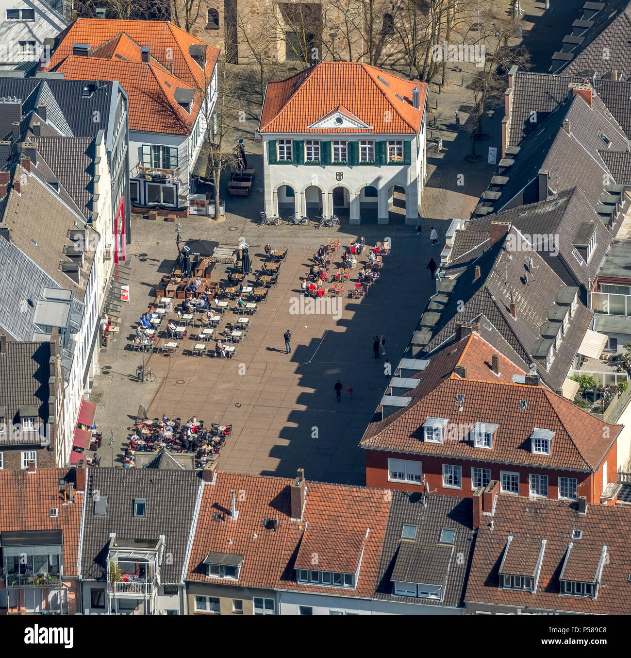 Catering all'esterno con tavoli e sedie sul mercato a Dorsten, Innenstadtring con il Sud Graben, Muro Occidentale e Ostgraben, Vecchio Municipio con Dor Foto Stock