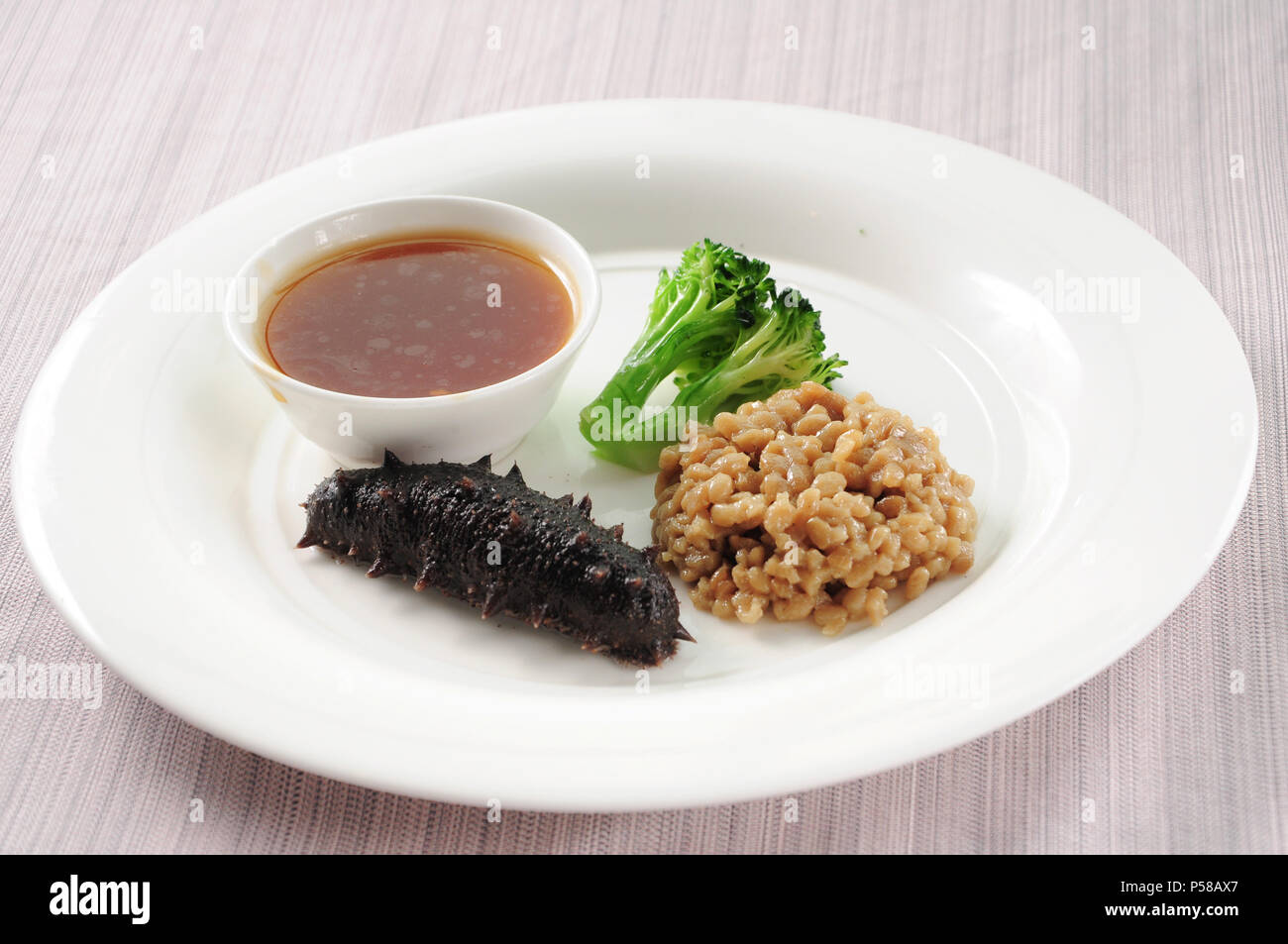 Cucina cinese--brasato di cetriolo di mare in salsa di Abalone Foto Stock