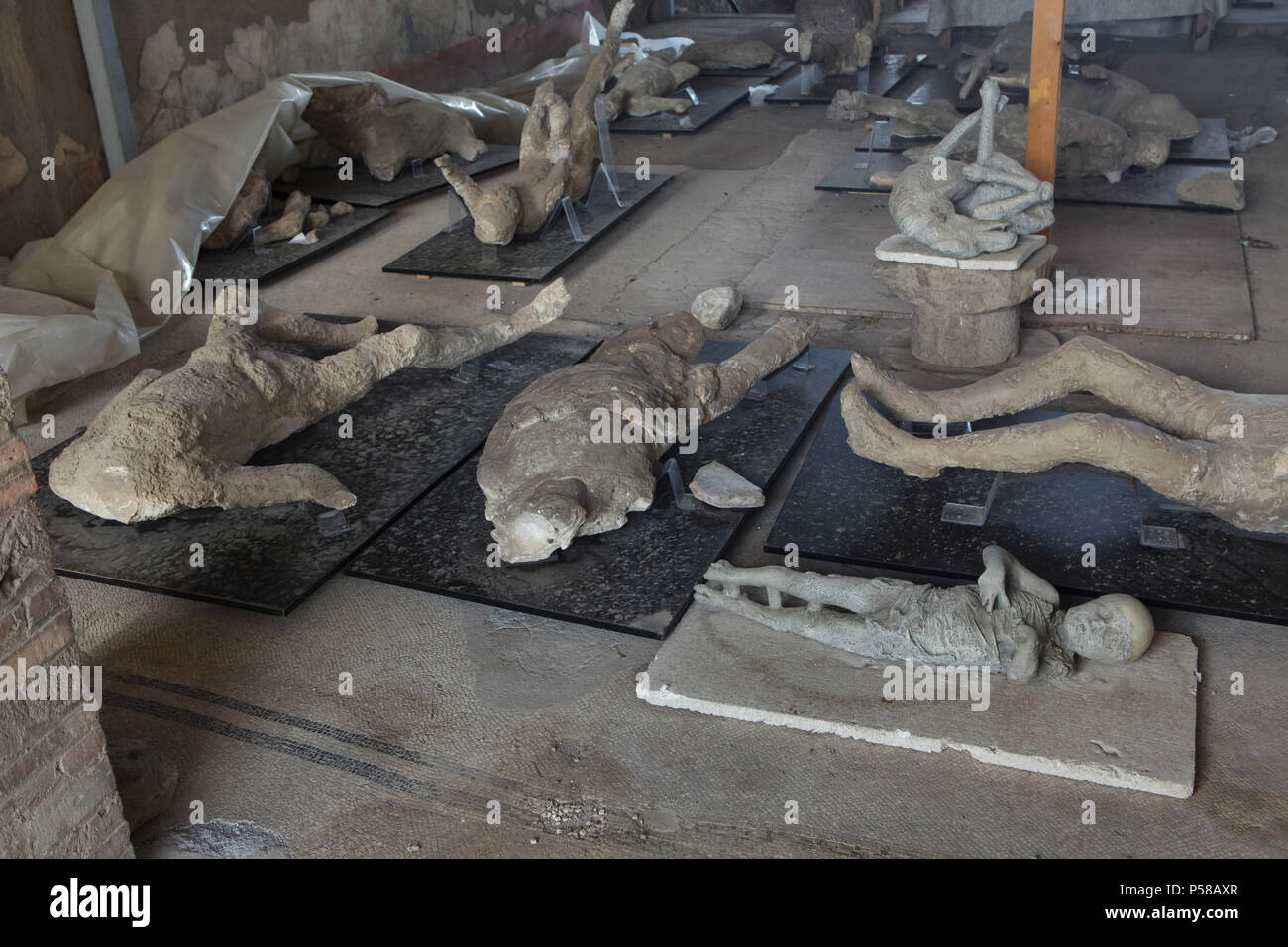 Corpo getta esposti nella casa di Marco Fabio Rufo (Casa di Marco Fabio Rufo) nel sito archeologico di Pompei) vicino a Napoli, campania, Italy. Corpo getta erano realizzato per colata di gesso in incavi lasciati dai corpi disintegrata dopo l eruzione del Vesuvio nel 79 d.c. Foto Stock