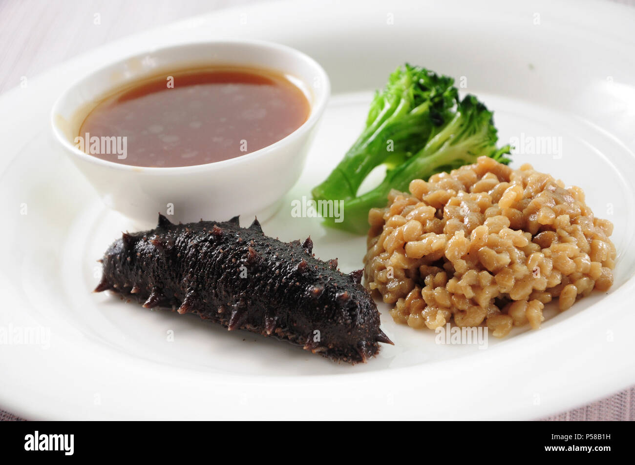 Cucina cinese--brasato di cetriolo di mare in salsa di Abalone Foto Stock