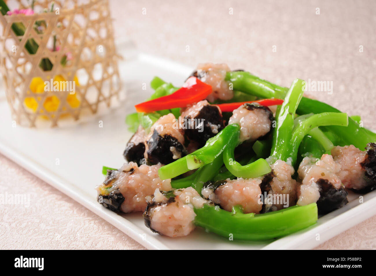 Cucina cinese-saltata di broccoli cinesi con gamberi tritata Foto Stock