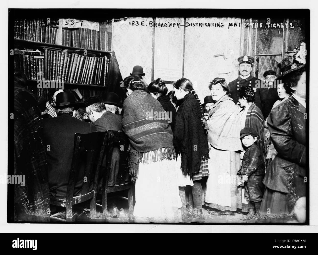 183 E. Broadway, distribuendo matzoths (cioè matzot) biglietti LCCN2014680268. Foto Stock