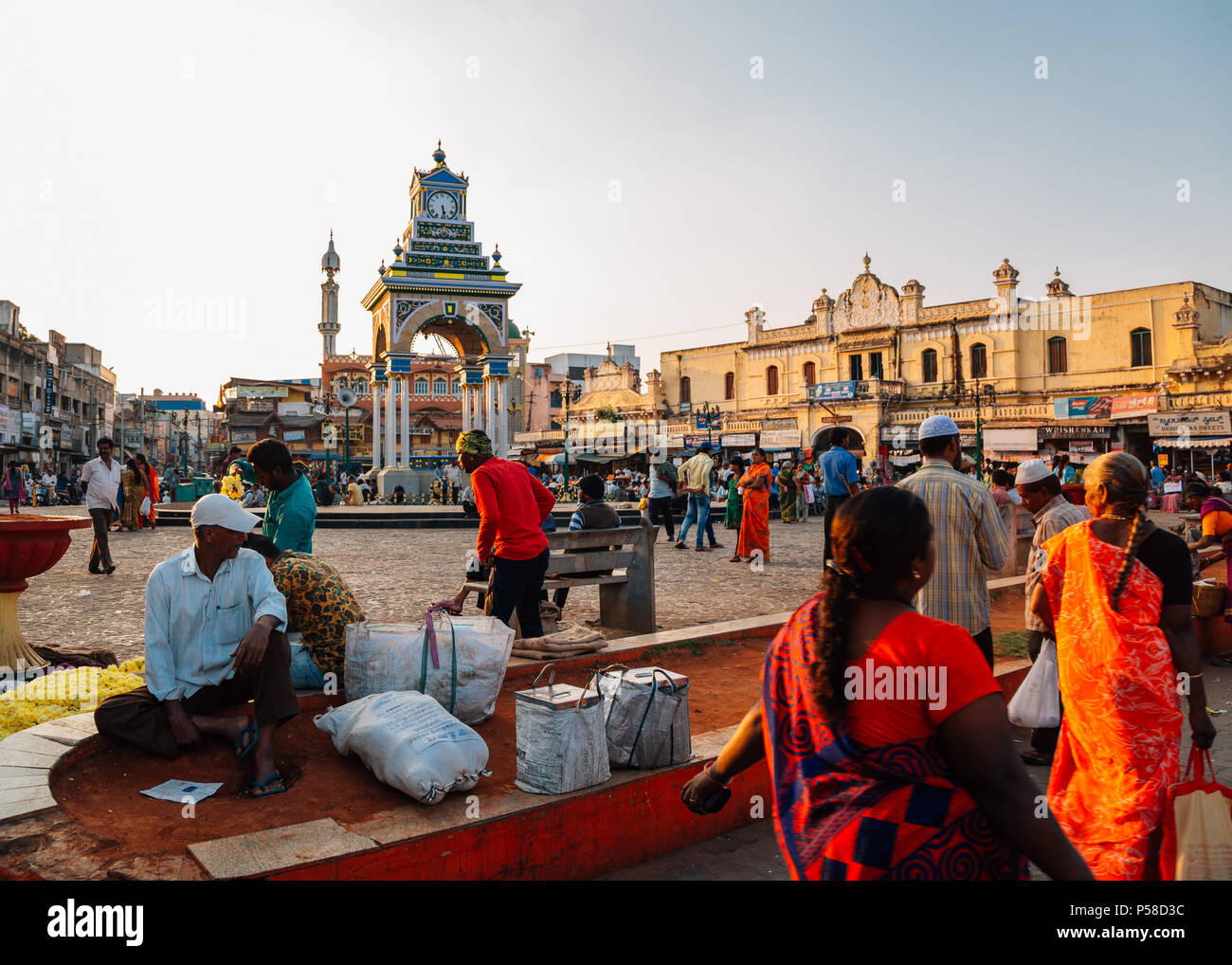 Mysore, India - 29 Dicembre 2017 : MERCATO Devaraja, Mysore tradizionale vecchio mercato di strada Foto Stock