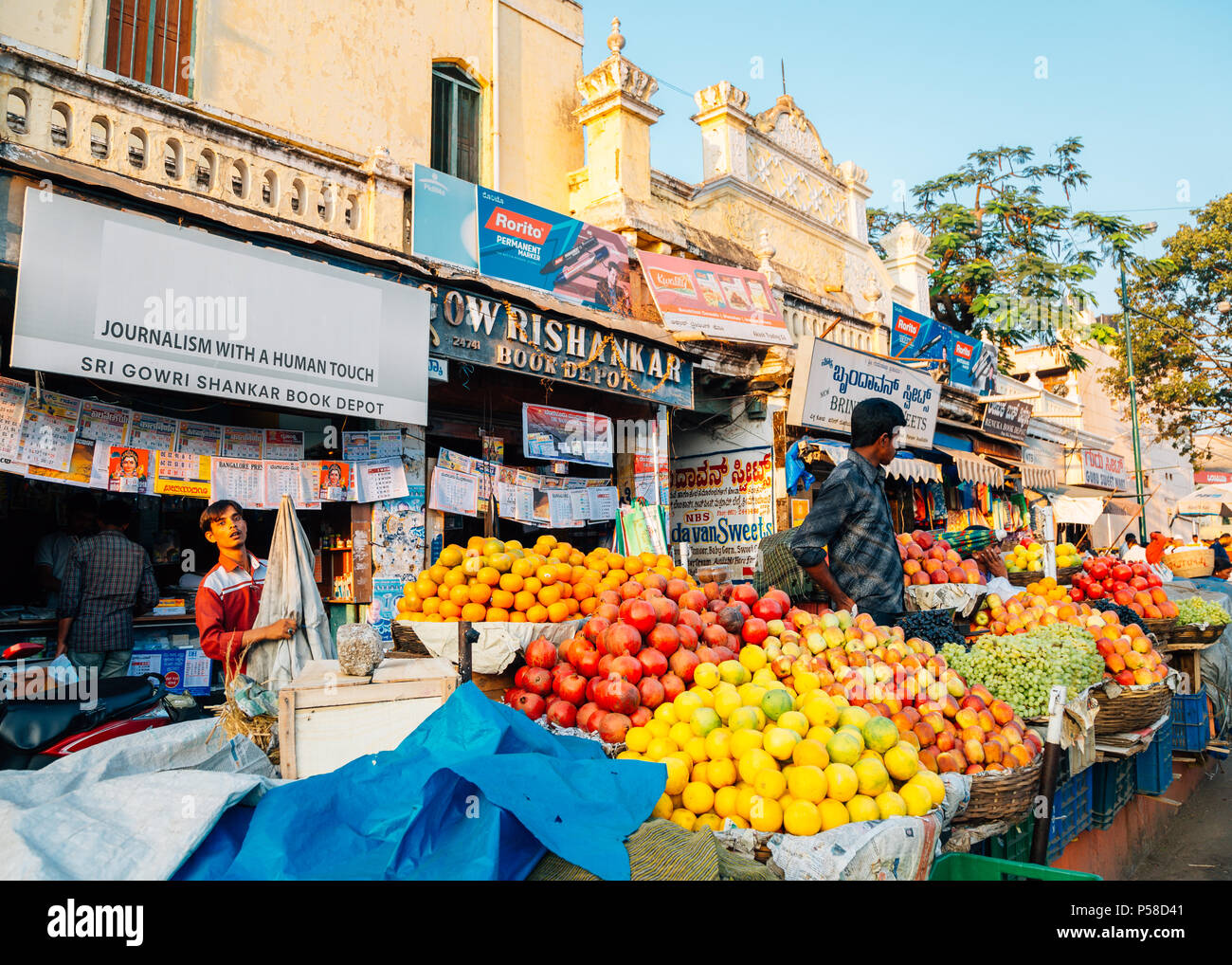 Mysore, India - 29 Dicembre 2017 : MERCATO Devaraja, Mysore tradizionale vecchio mercato di strada Foto Stock