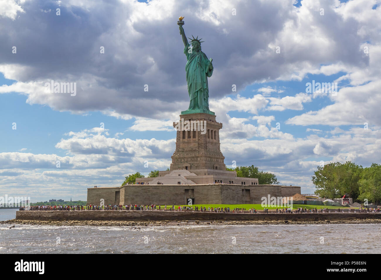 Statua della Libertà su Ellis Island, New York, New York. Colore paesaggio diurno foto, statua è al centro del telaio, ampio spazio copia in cielo. Foto Stock
