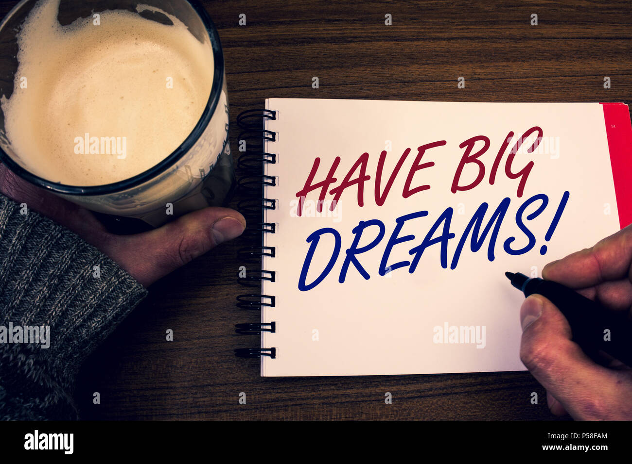 Parola di scrittura di testo hanno grandi sogni motivazionali di chiamata. Il concetto di business per la futura ambizione desiderio motivazione obiettivo parole notepad mani ponticello holding op Foto Stock