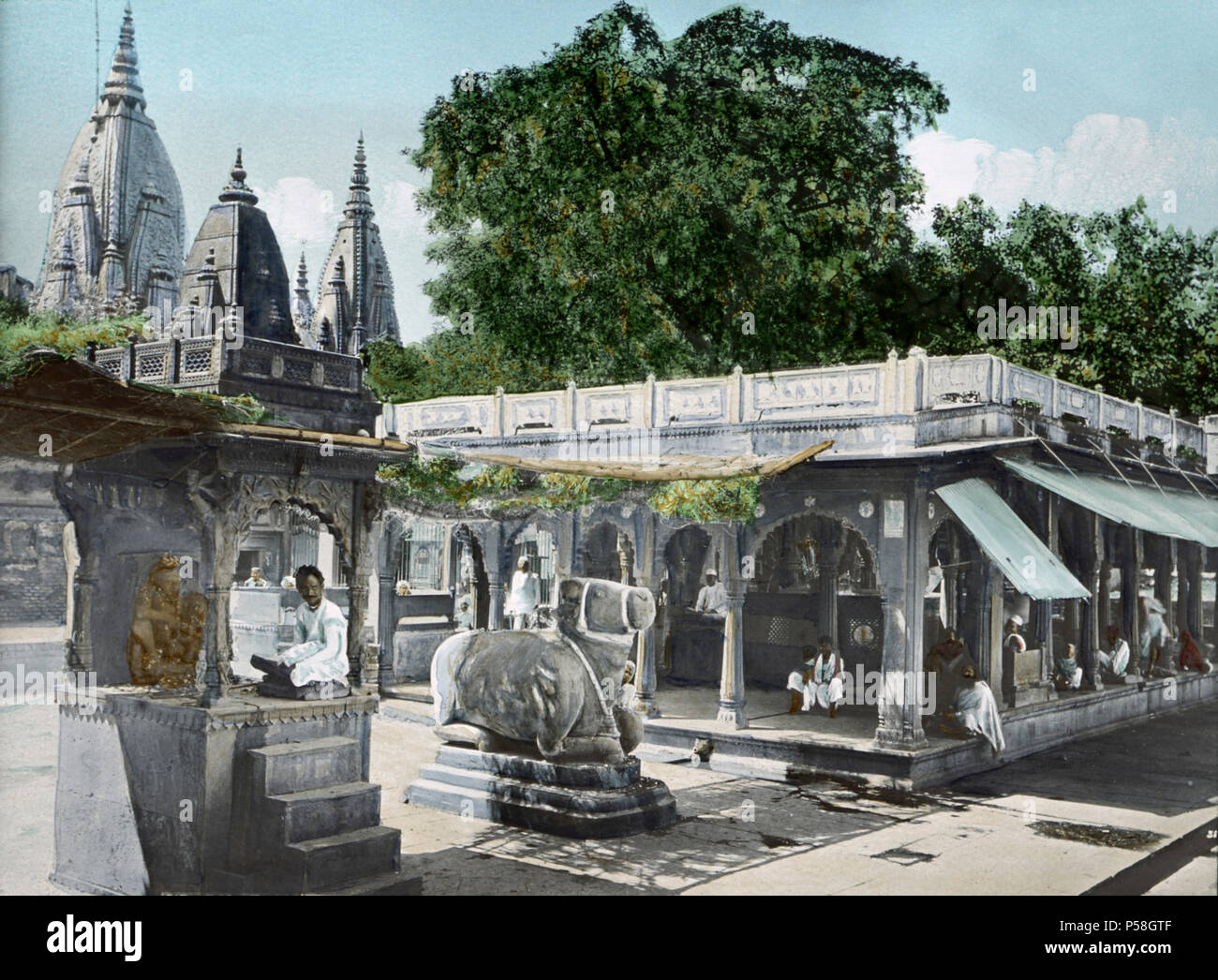 Gyan Vapi, Ben della conoscenza, con le guglie di Kashi Vishvanath tempio in background, Benares, India, Hand-Colored Magic Lantern Slide, Newton & Company, 1910 Foto Stock