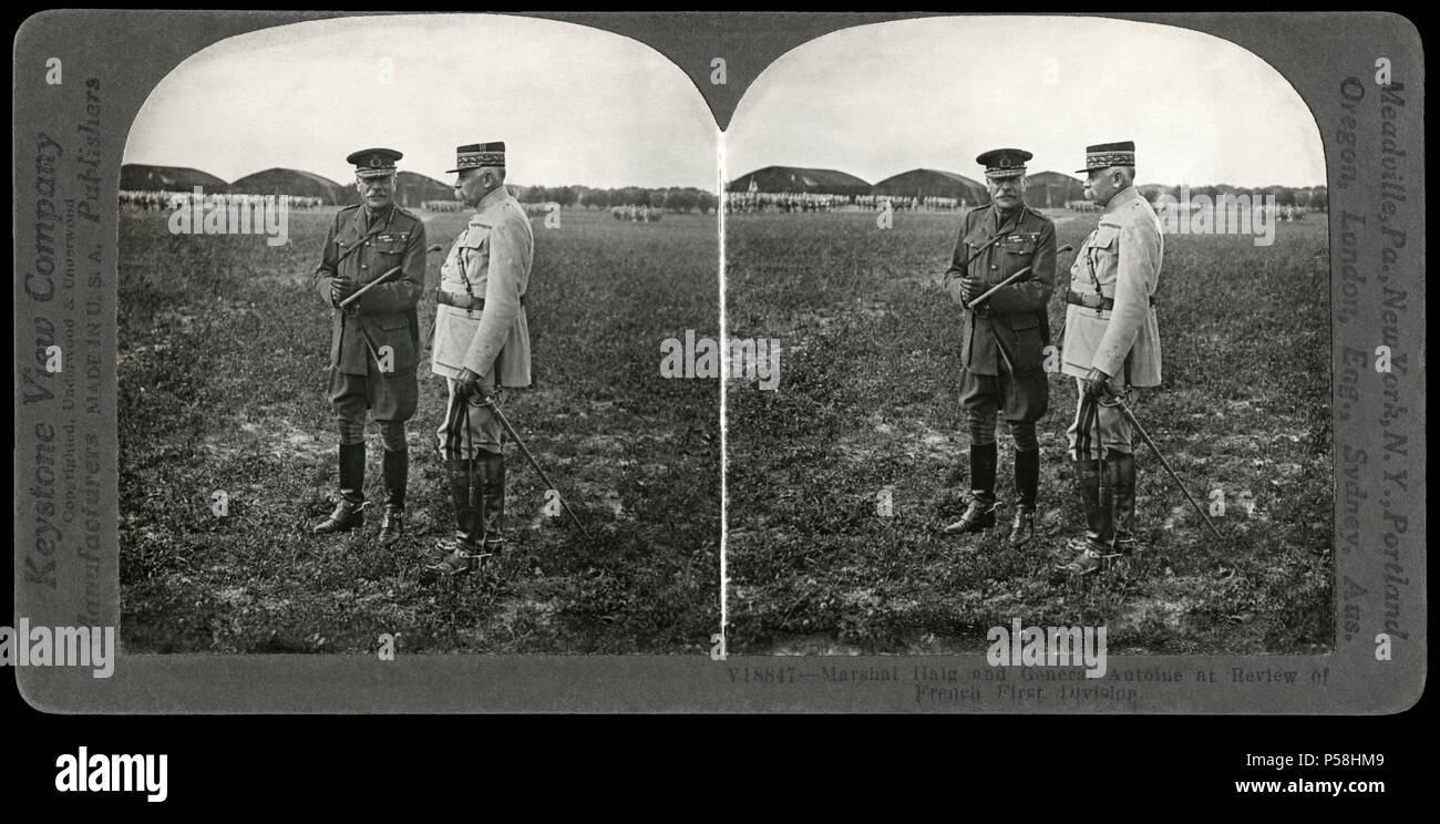 Il maresciallo Haig & General Antoine a rivedere Francese di prima divisione, Francia, scheda Stereo, Keystone View Company, 1914-18 Foto Stock