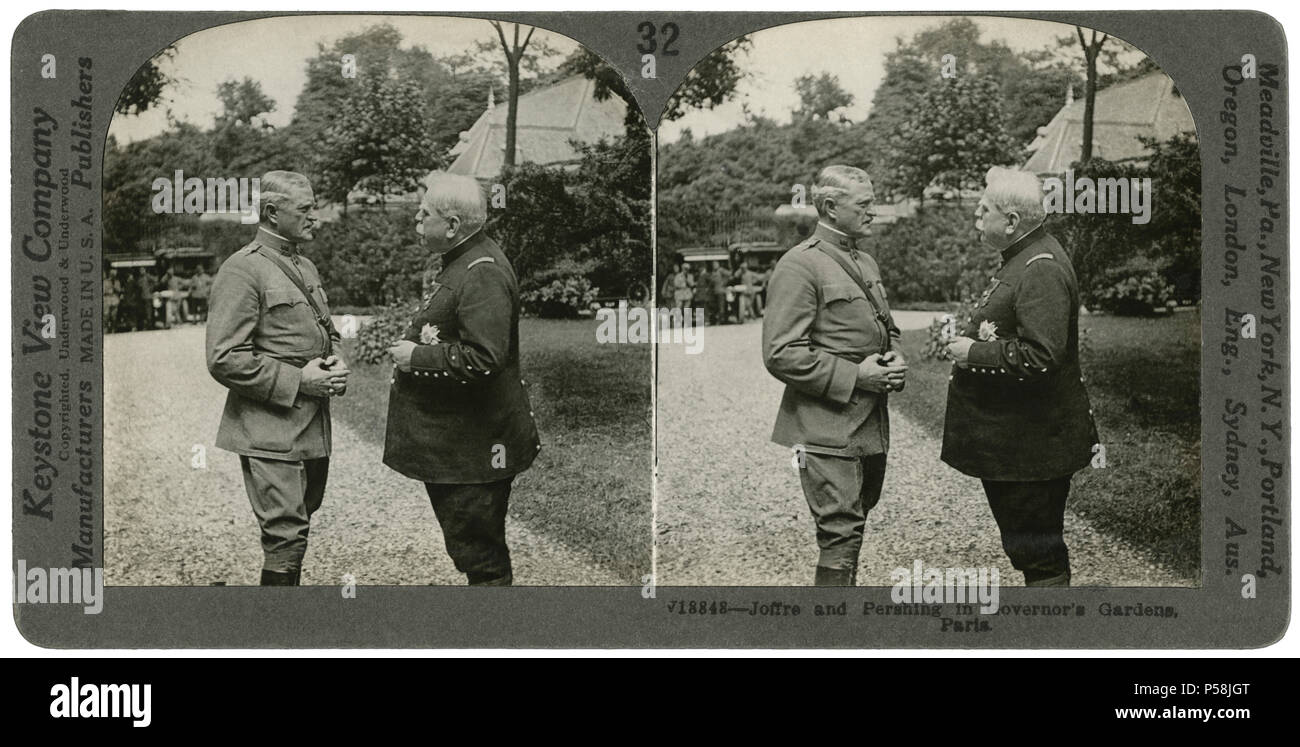 Joffre & Pershing in del governatore, giardini, Parigi, scheda Stereo, Keystone View Company, 1917 Foto Stock