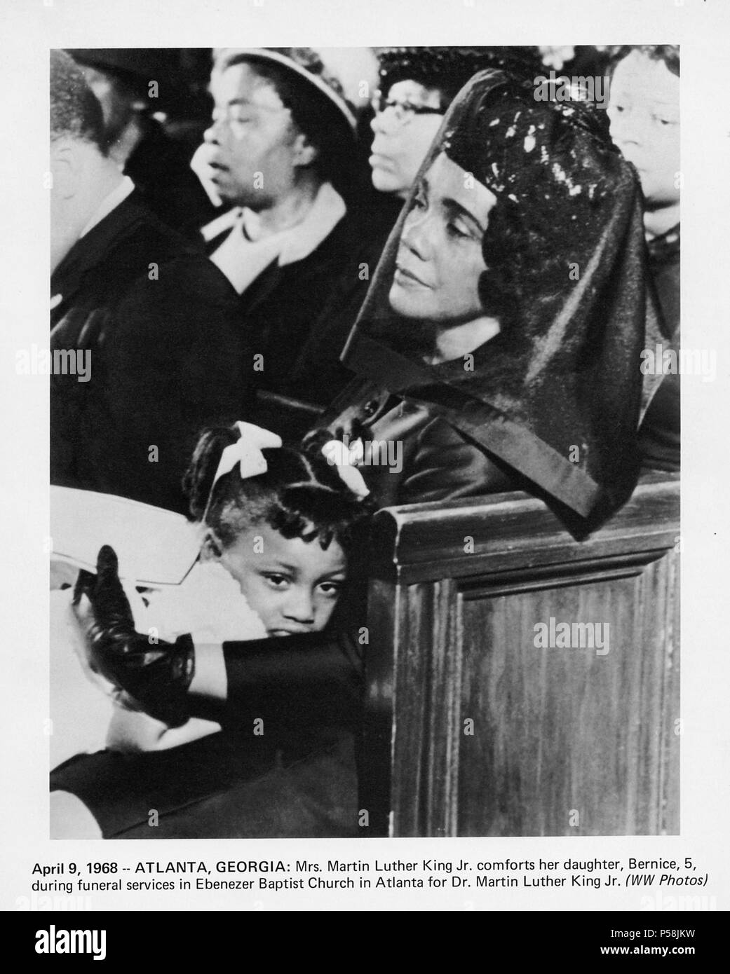 La sig.ra Martin Luther King Jr. consolante figlia, Berenice, durante i funerali di Dr Martin Luther King Jr., Abenezer chiesa battista, Atlanta, Georgia, Stati Uniti d'America, Aprile 9, 1968 Foto Stock