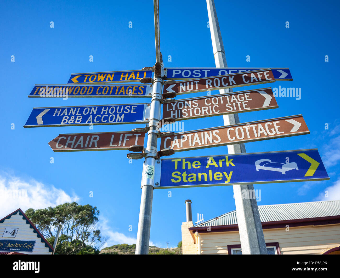 Cartello in città per le direzioni di cafe, B&B, attrazioni e ufficio postale. Stanley, Tasmania, Australia. Foto Stock
