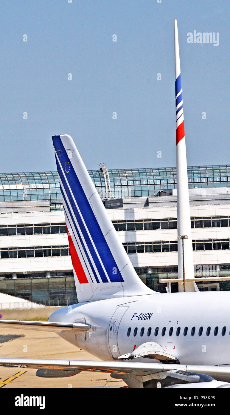 Airbus A 318-111 prima di Air France quartier generale, Roissy Charles de Gaulle aeroporto internazionale, Parigi, Francia Foto Stock