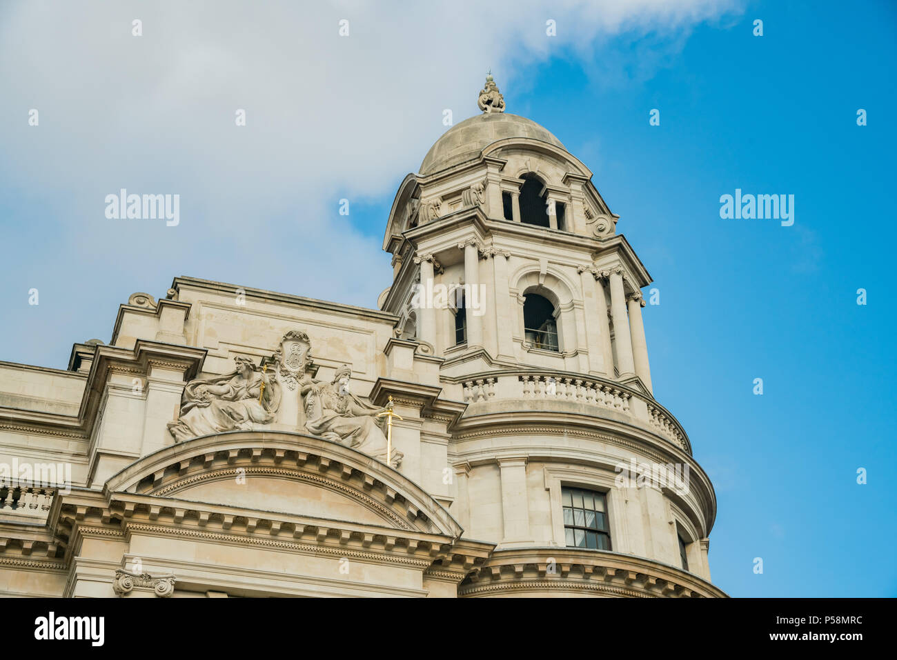 Vista esterna della vecchia guerra Edificio per uffici a Londra, Regno Unito Foto Stock