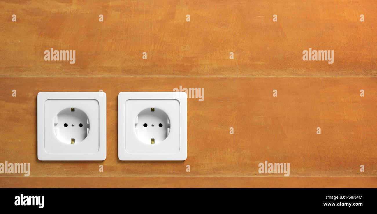 Due bianco elettrico prese di alimentazione isolata sulla parete in stucco, sfondo spazio copia. 3d illustrazione Foto Stock