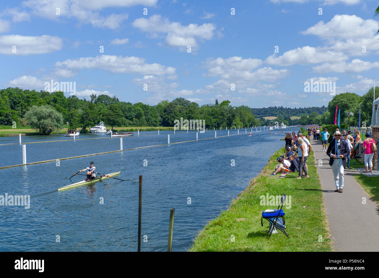 Henley on Thames, Regno Unito, 22 giugno 2018, Venerdì, "Henley regata femminile', vista generale, concorrenti Rowing-Sculling, formazione Henley raggiungere, Thames Valley, il fiume Tamigi, Inghilterra, © Peter SPURRIER, Foto Stock