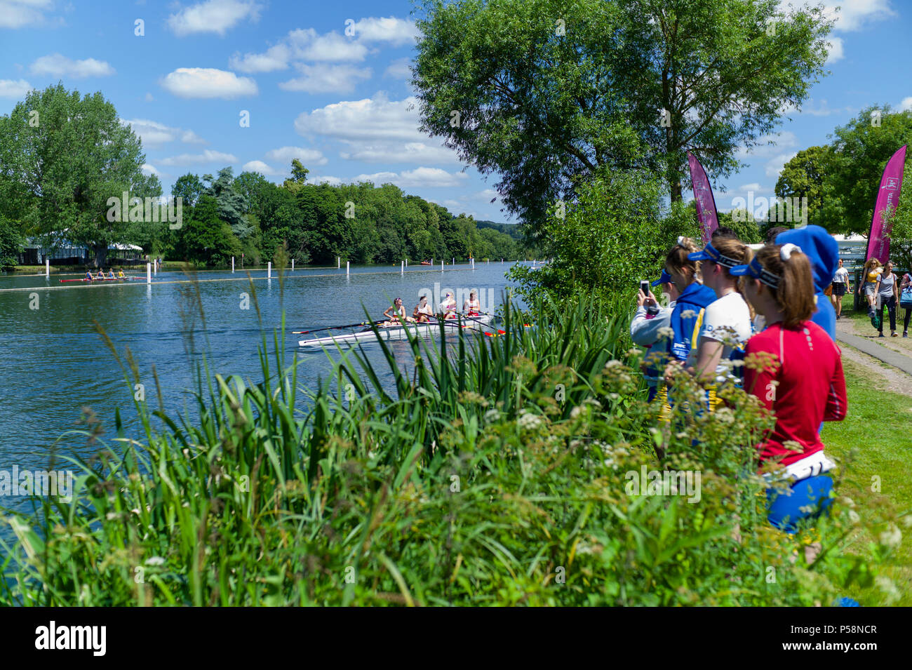 Henley on Thames, Regno Unito, 22 giugno 2018, Venerdì, "Henley regata femminile', vista generale, concorrenti Rowing-Sculling, formazione Henley raggiungere, Thames Valley, il fiume Tamigi, Inghilterra, © Peter SPURRIER, Foto Stock