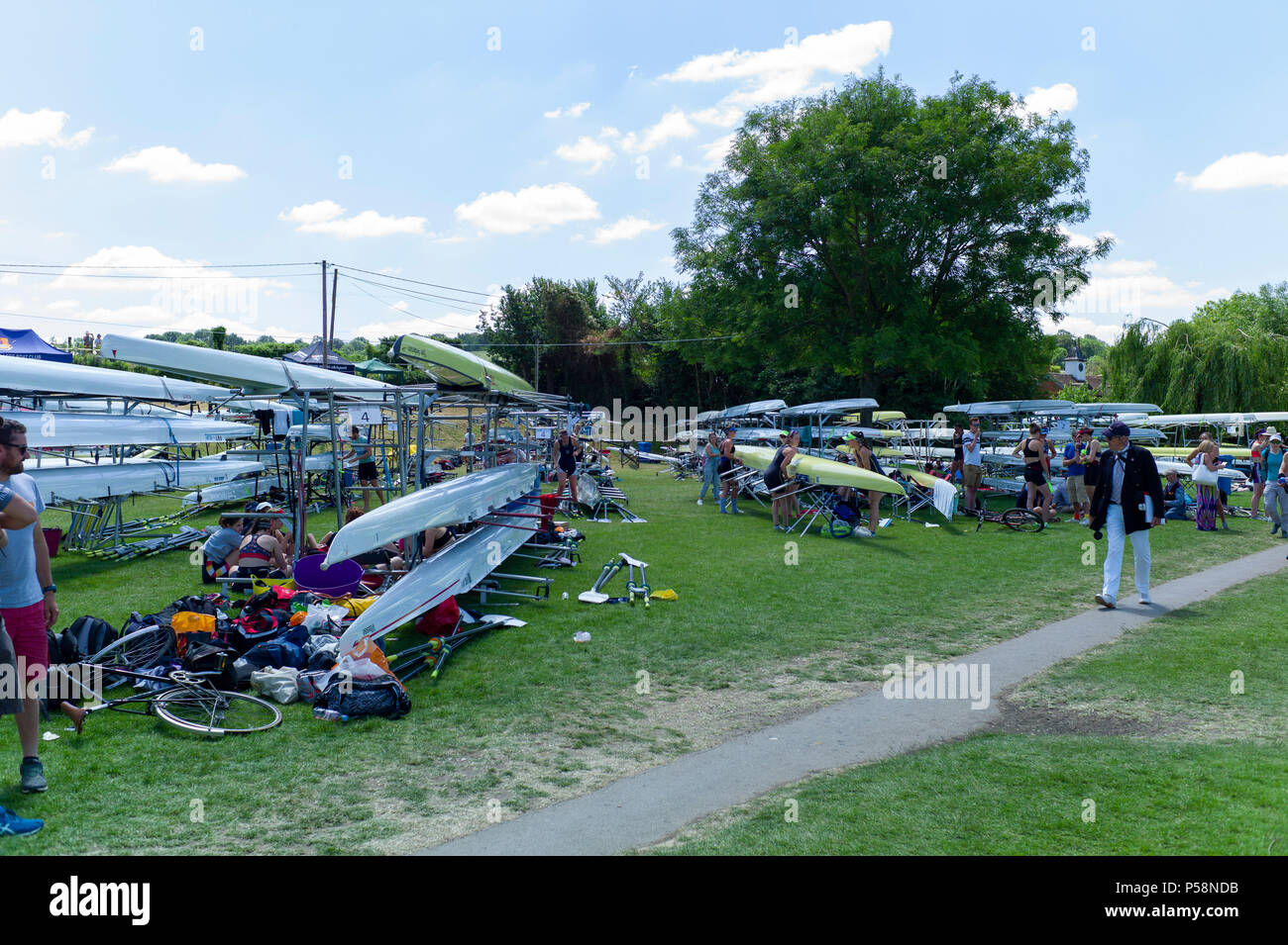 Henley on Thames, Regno Unito, 22 giugno 2018, Venerdì, "Henley regata femminile', vista generale, concorrenti Rowing-Sculling, formazione Henley raggiungere, Thames Valley, il fiume Tamigi, Inghilterra, © Peter SPURRIER Foto Stock