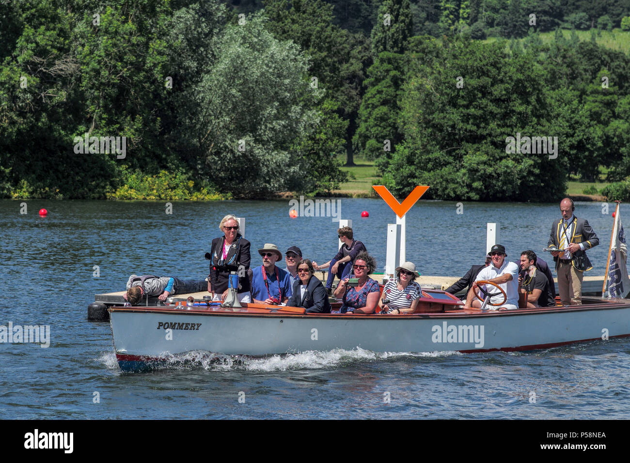 Henley on Thames, Regno Unito, 22 giugno 2018, Venerdì, "Henley regata femminile", visualizza, regata capoarbitro, Barbra WILSON, far partire una gara a partire dal lancio Pommery. Henley raggiungere, il fiume Tamigi, Inghilterra, © Peter SPURRIER, Foto Stock