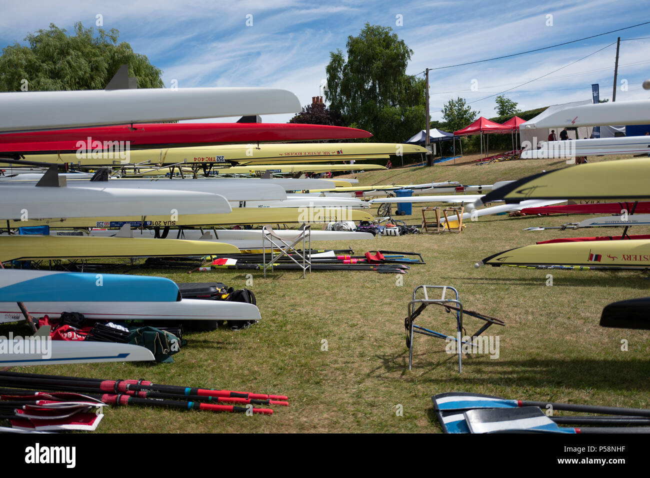 Henley on Thames, Regno Unito, 23 giugno 2018, sabato, "Henley regata femminile", visualizzare diverse imbarcazioni a remi con rack e memorizzati sul prato Fawley, Henley raggiungere, il fiume Tamigi, Inghilterra, © Peter SPURRIER, Foto Stock