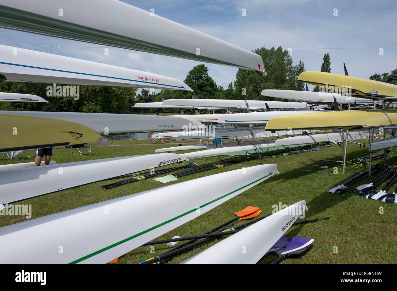 Henley on Thames, Regno Unito, 23 giugno 2018, sabato, "Henley regata femminile", visualizzare diverse imbarcazioni a remi con rack e memorizzati sul prato Fawley, Henley raggiungere, il fiume Tamigi, Inghilterra, © Peter SPURRIER, Foto Stock