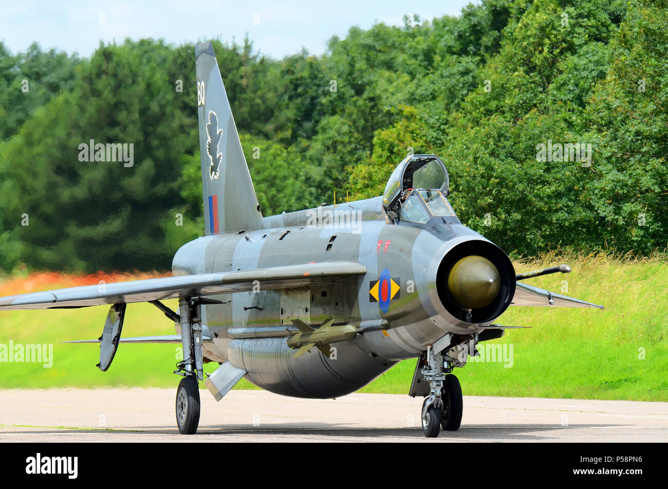 English Electric Lightning jet fighter. Smobilitati della RAF Royal Air Force Guerra Fredda aeromobili. A Bruntingthorpe con fulmini Gruppo di conservazione Foto Stock