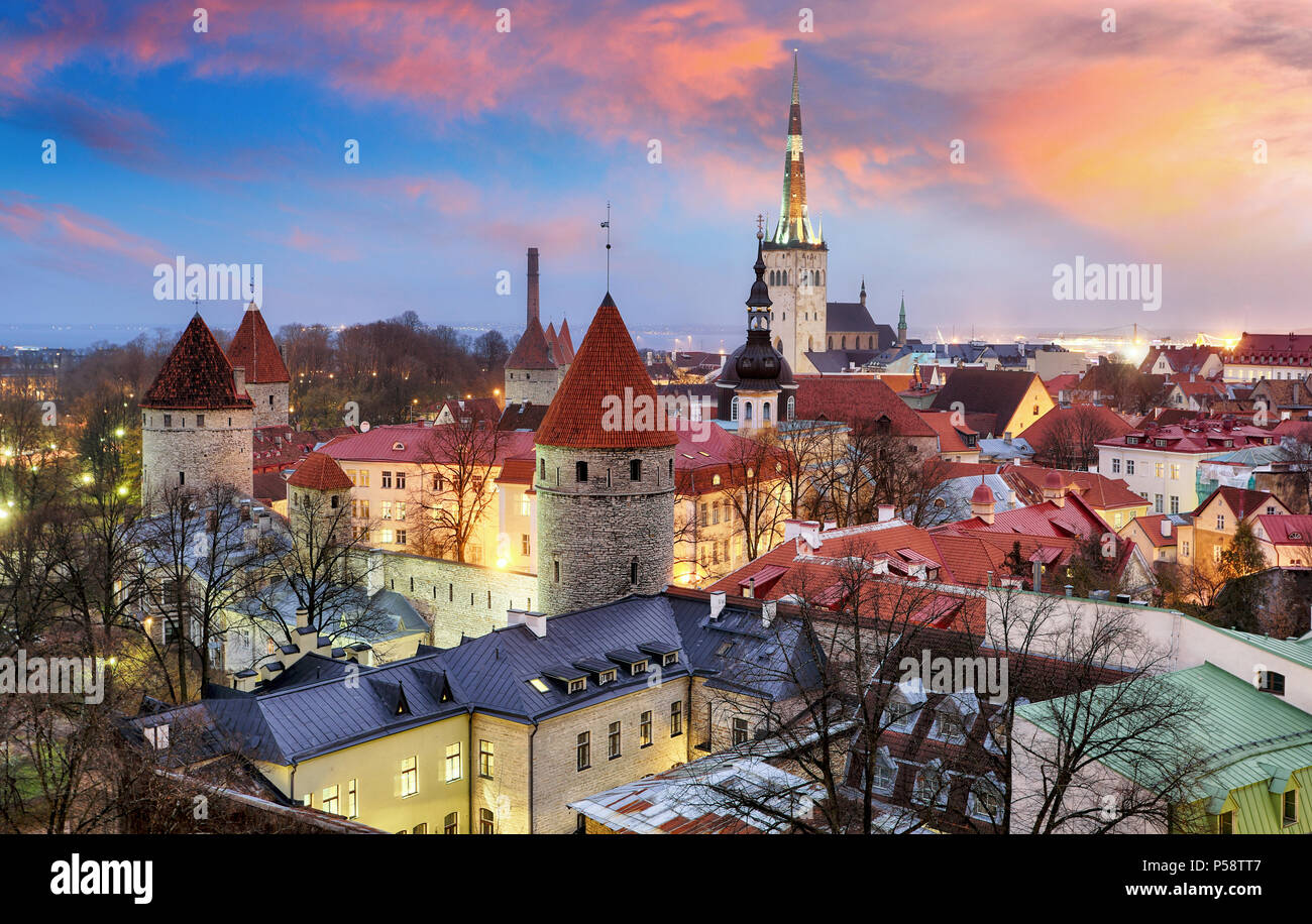 Città di Tallin, Estonia presso sunrise Foto Stock