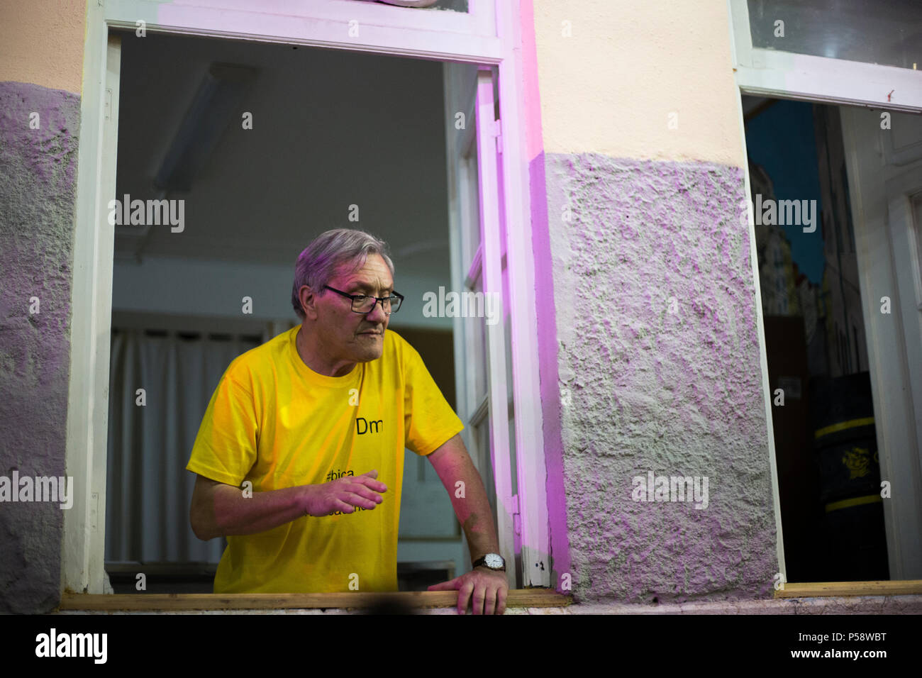 Immagine da celebrazioni che prendere parte attorno a diversi quartieri in Portogallo durante il festival di san antonio Foto Stock