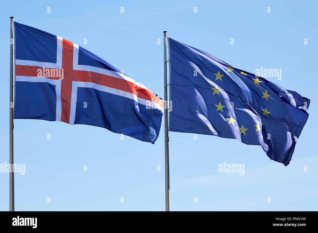 Berlino, Germania - la bandiera nazionale di Islanda con la bandiera europea. Foto Stock