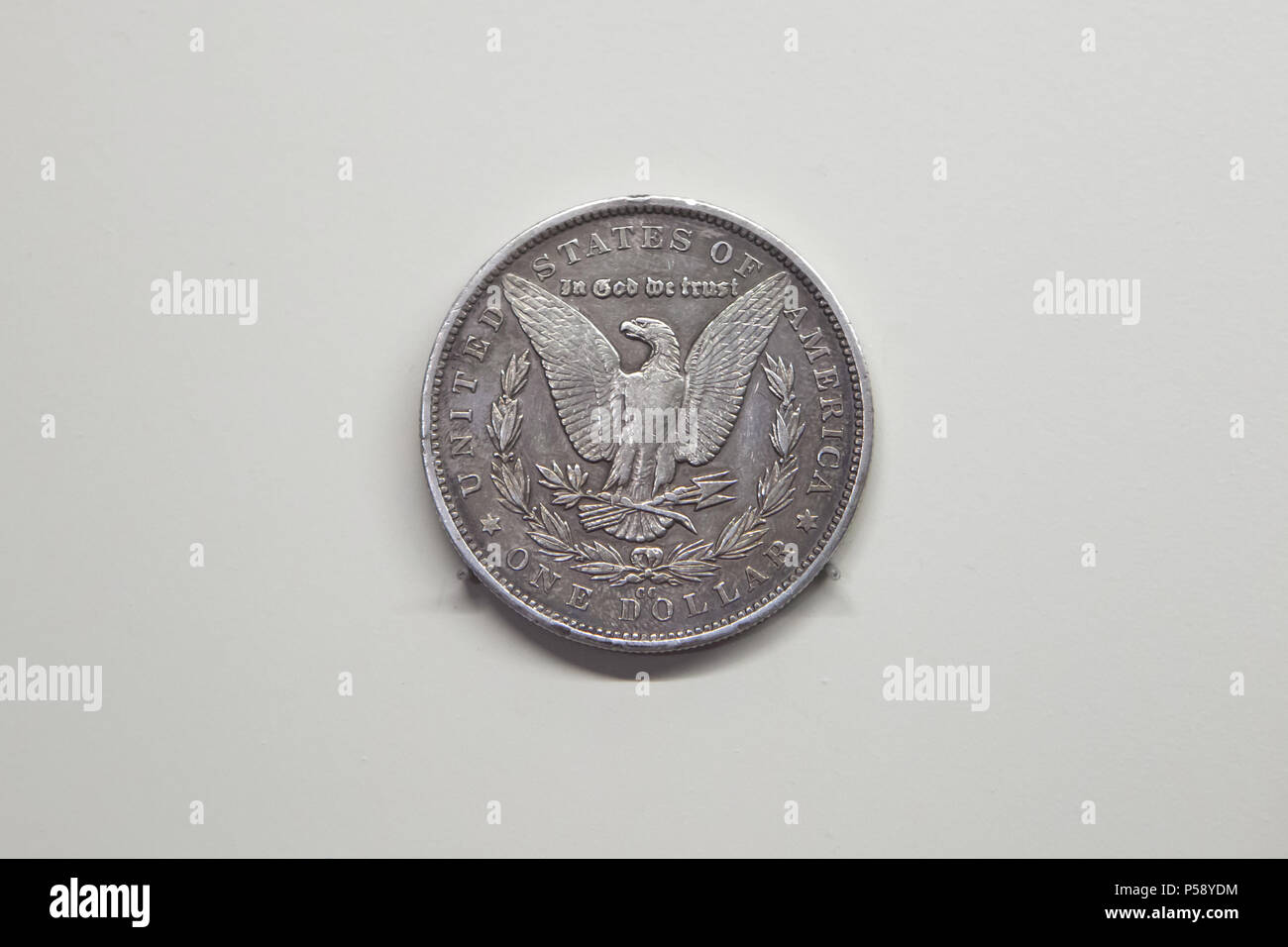 Noi un dollaro moneta d'argento (1880) sul display nel Museo Archeologico Nazionale (Museo Arqueológico Nacional) a Madrid, Spagna. Foto Stock