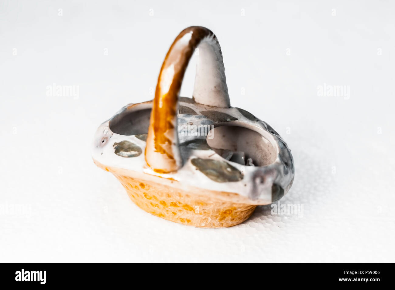 Close up di vintage in vetro decorativo contenitore isolato su una superficie bianca. Foto Stock