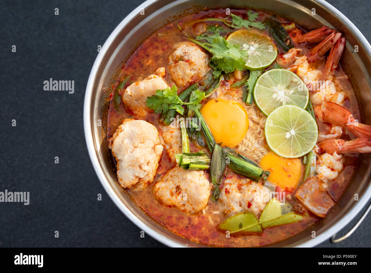 Tom Yum Goong minestra fire pot tradizionale cibo asiatico dalla Tailandia Foto Stock