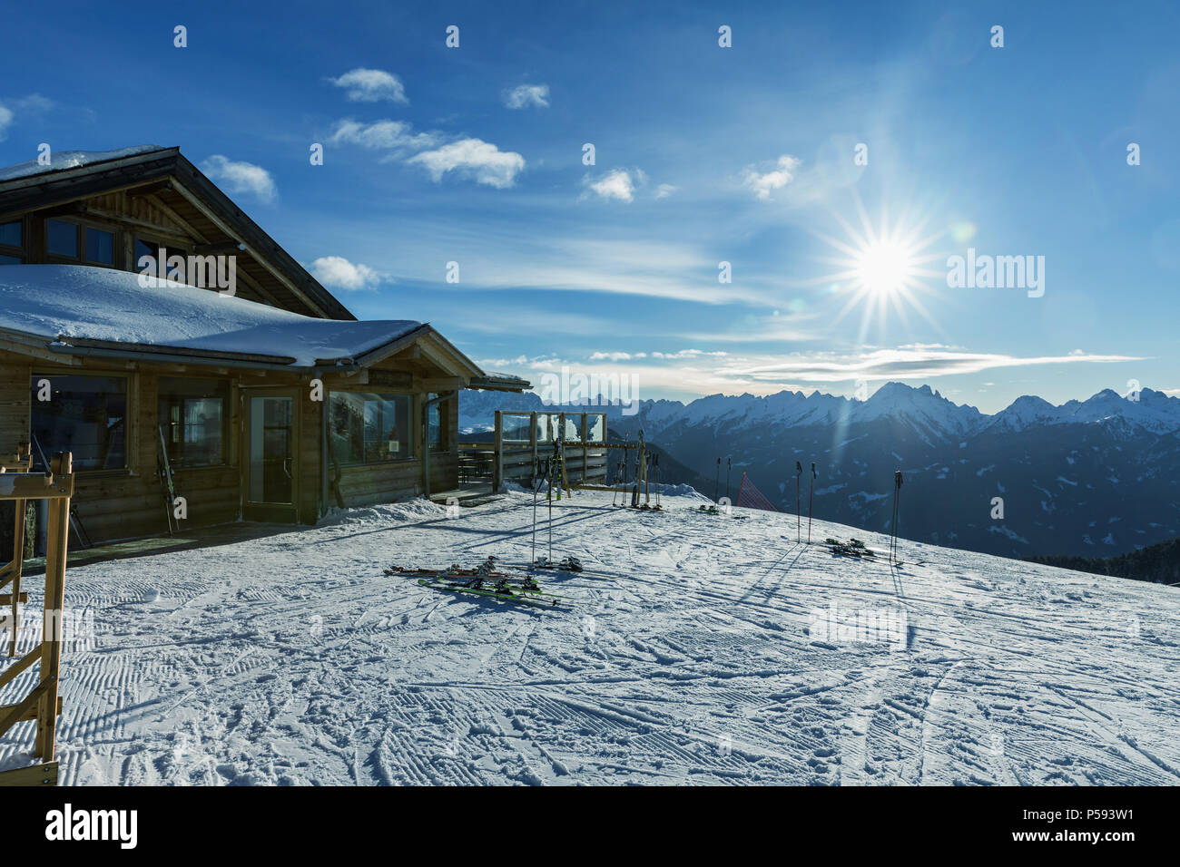 Giallo lettini per prendere il sole sul versante delle Dolomiti, ski area. Giornata di sole. Area sciistica con belle piste. Vuoto della pista da sci in inverno in una giornata di sole. Preparati pi Foto Stock