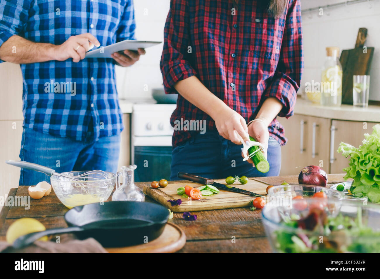 Paio di cottura è sano cibo leggero a casa in cucina. Cibo sano concetto Foto Stock