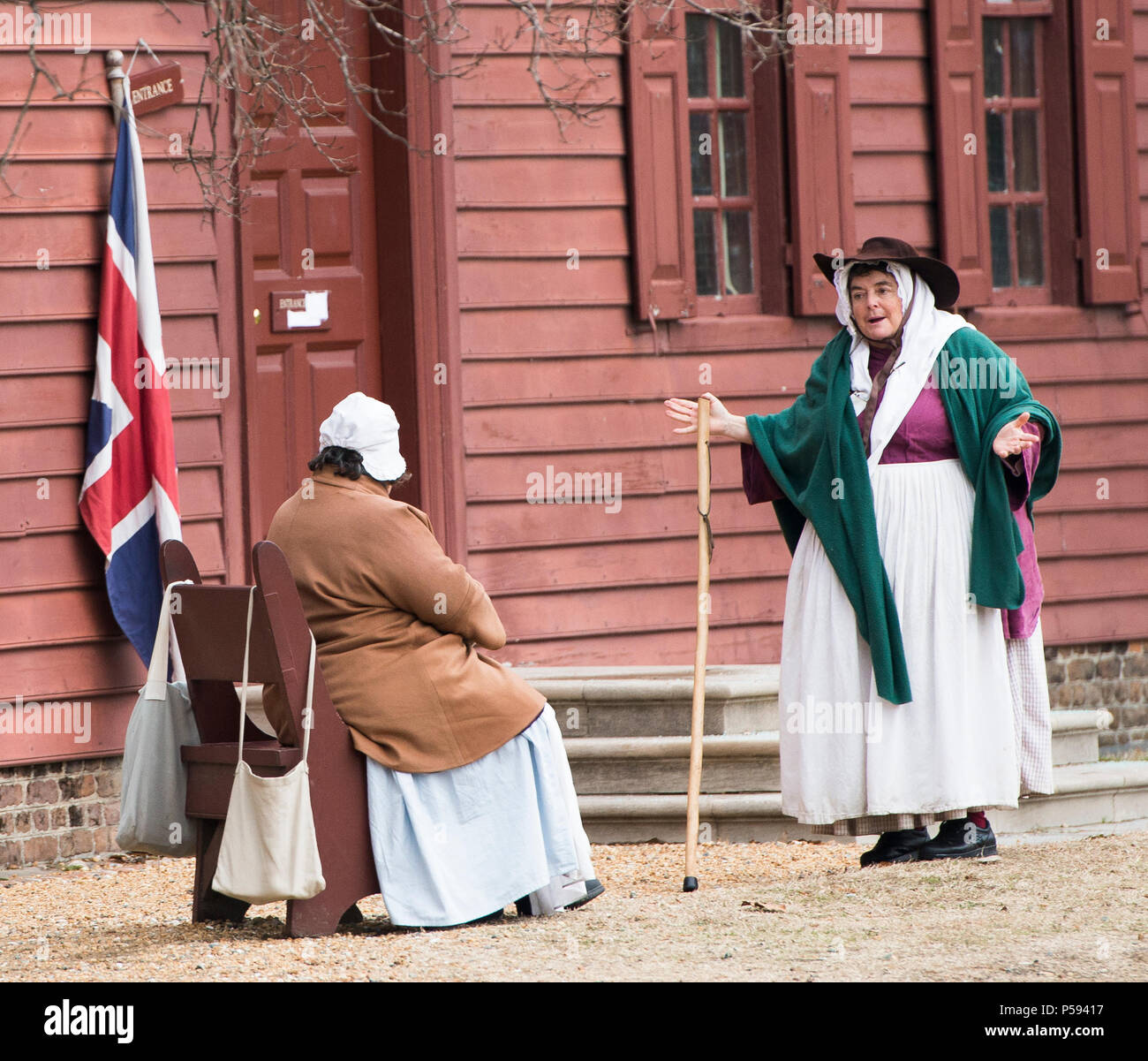 Due vecchi donna in abiti coloniali e cappucci in chat con ogni altro di  fronte al famoso Peyton Randolph house di Colonial Williamsburg, Virginia  Foto stock - Alamy