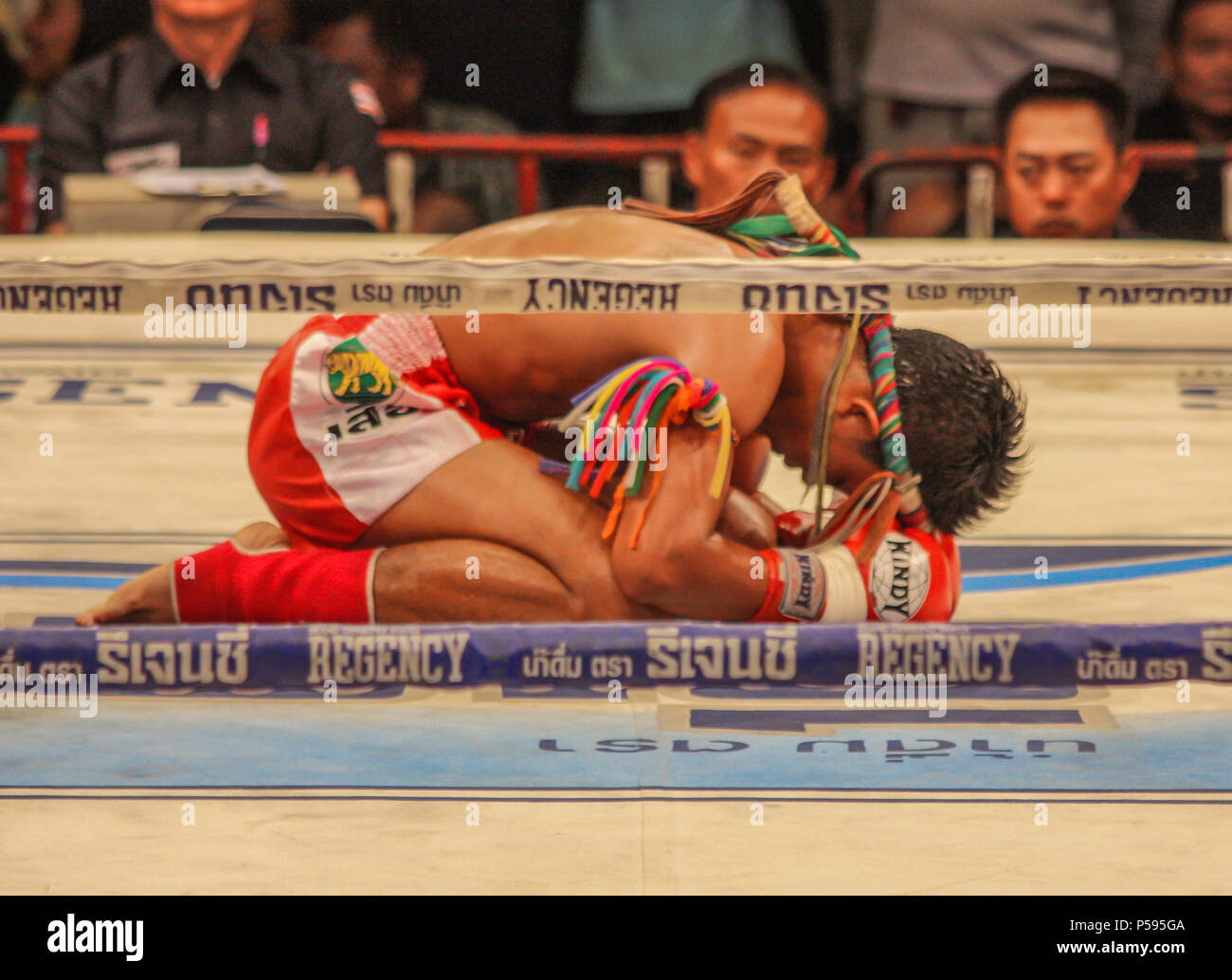 Bangkok, Tailandia - Il popolo thai sono famosi per la Muay Thai stile di combattimento. Qui in particolare le scene del canale 7 Stadium Foto Stock