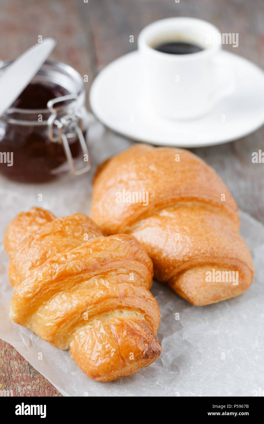 La colazione del mattino. Caffè, cornetti e marmellata sul tavolo di legno, vista dall'alto Foto Stock