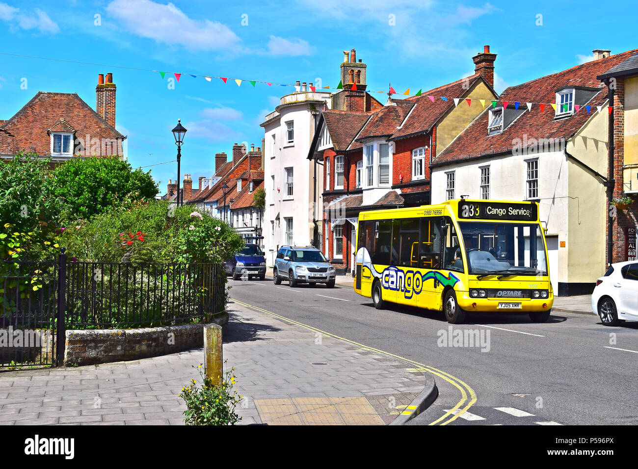 Un colorato locale "Cango' servizio di autobus da New Milton a Lymington attraverso Sway passa la strada alta della località porto di Lymington. Hampshire Foto Stock