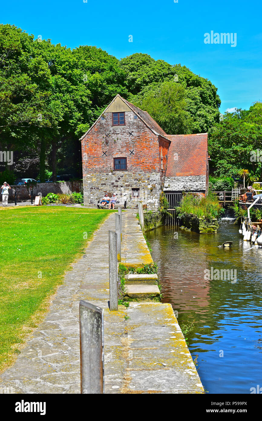 Luogo Mulino è un restaurato mulino ad acqua anglosassone si trova dove i fiumi Stour & Avon si incontrano in città Quay, Christchurch, Dorset Foto Stock