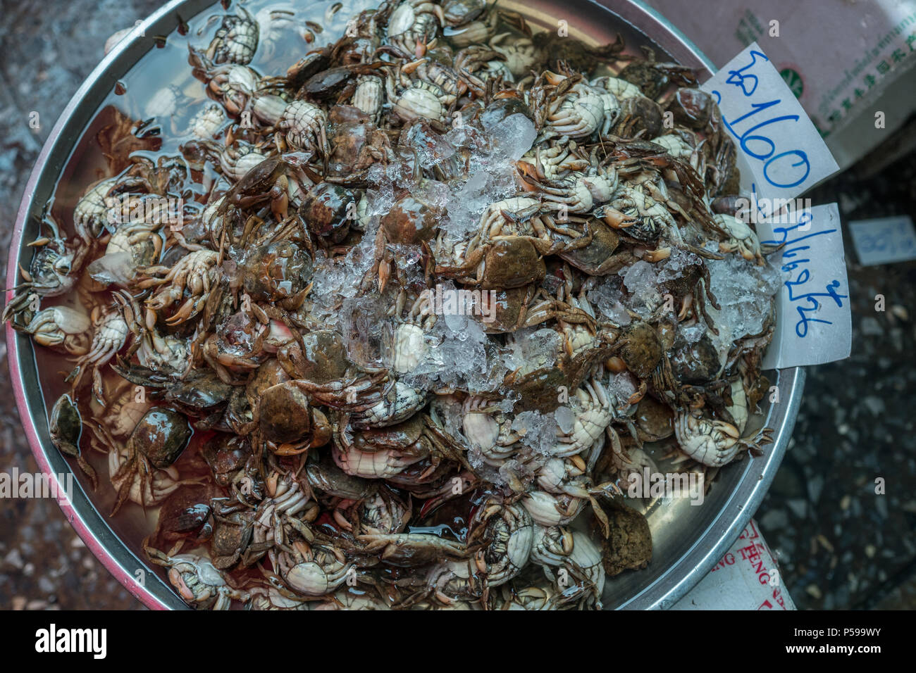 Granchi di vendita a Klongsan Plaza Market - Bangkok, Thailandia Foto Stock