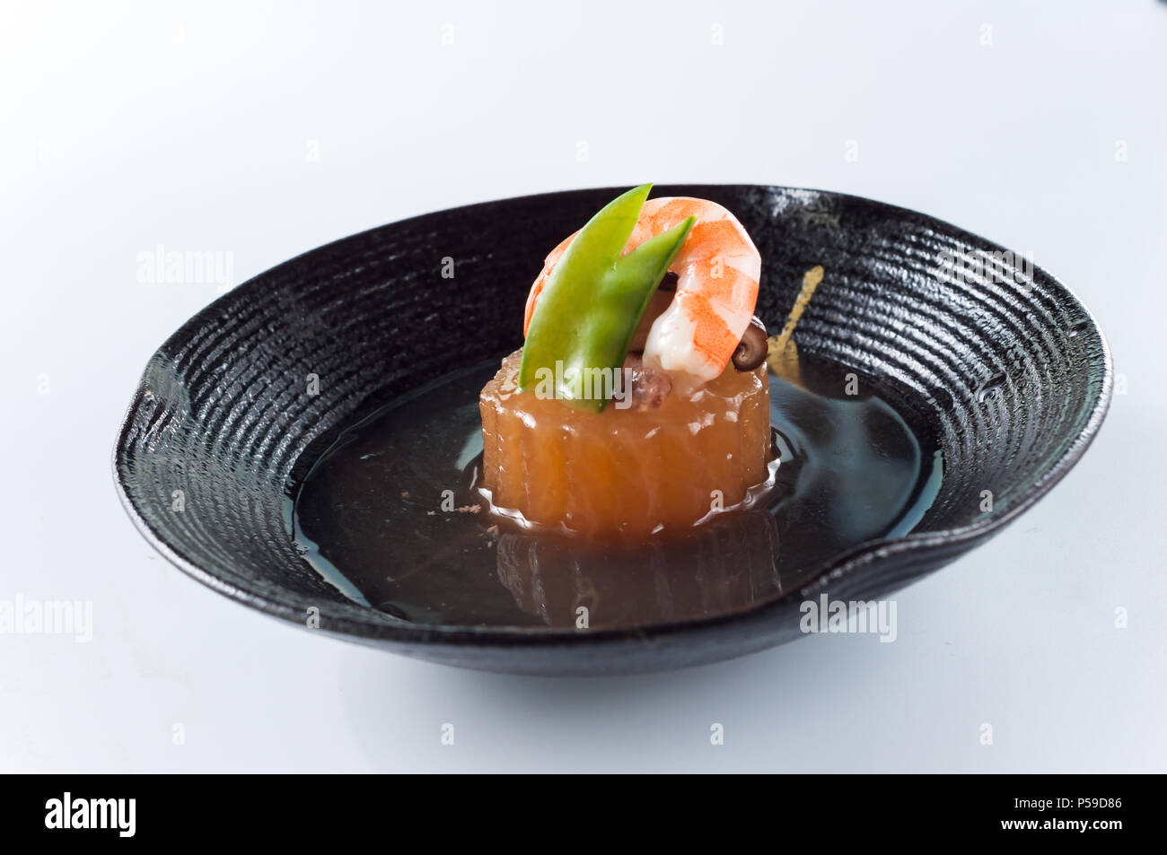 Il foie gras, gamberetti, funghi, piselli in la piastra nera,kaiseki Foto Stock