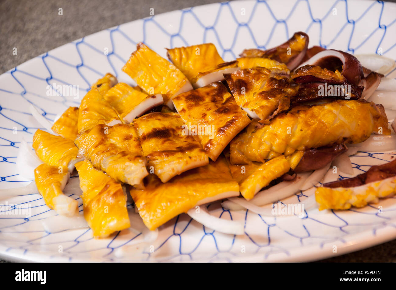 Calamari alla griglia con Jepanese ricci di mare Salsa Foto Stock
