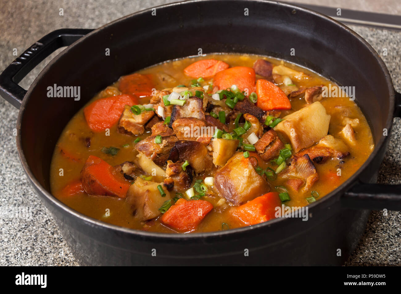 Curry di maiale con carote e patate Foto Stock